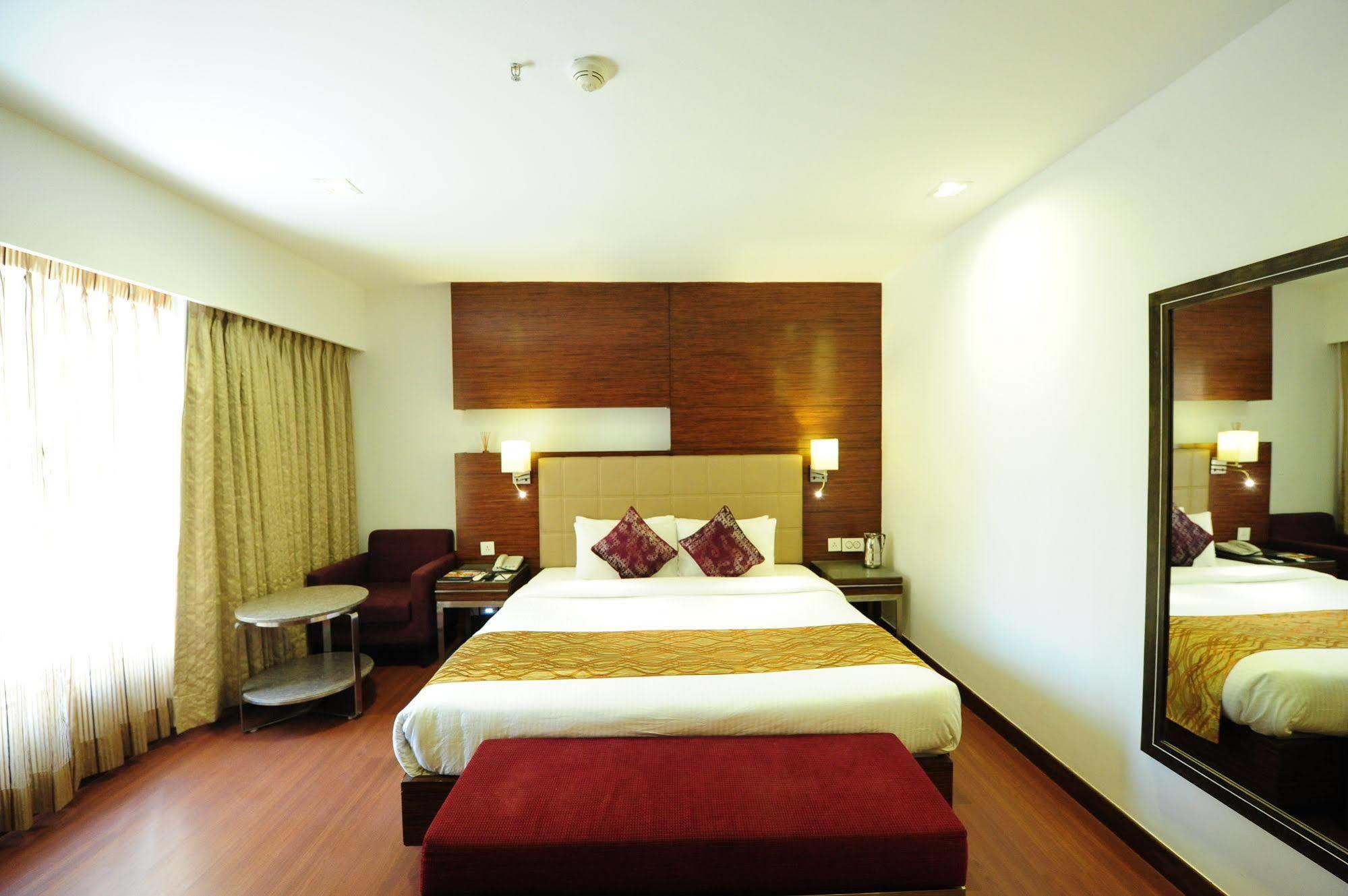 Hotel Suba Star Ahmedabad Exterior foto