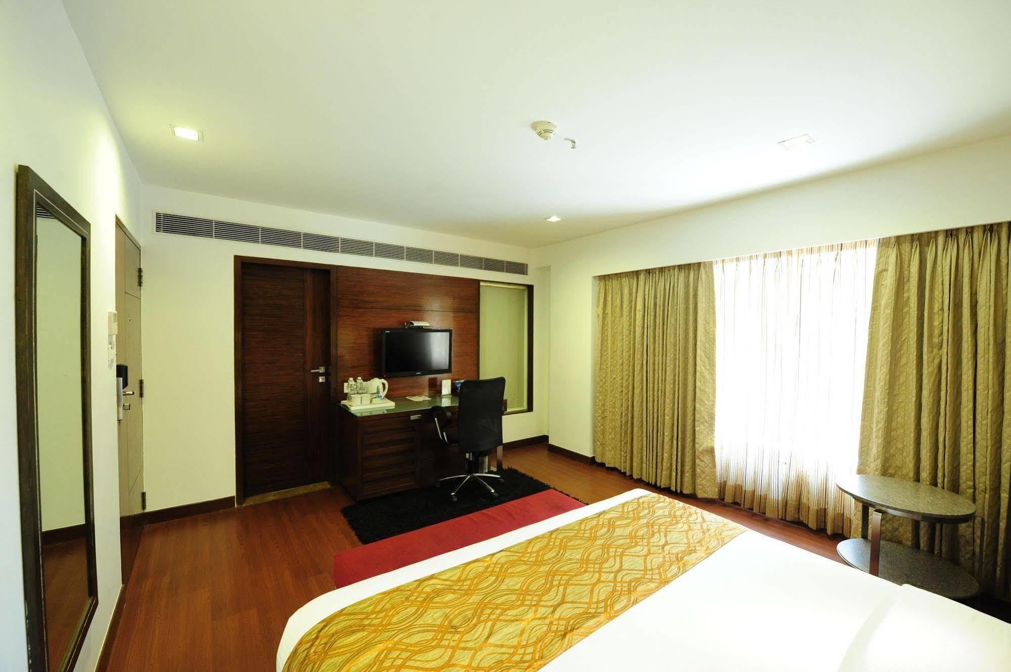Hotel Suba Star Ahmedabad Exterior foto