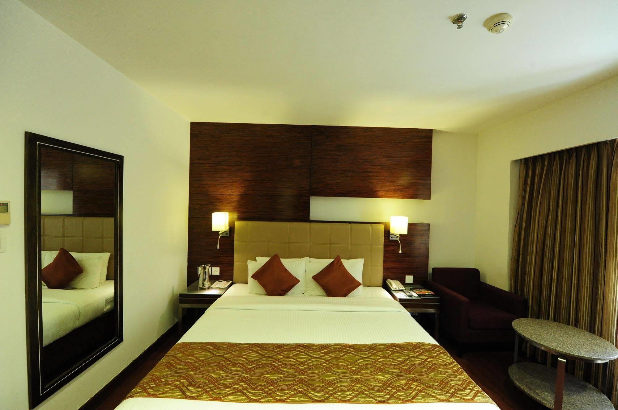 Hotel Suba Star Ahmedabad Exterior foto
