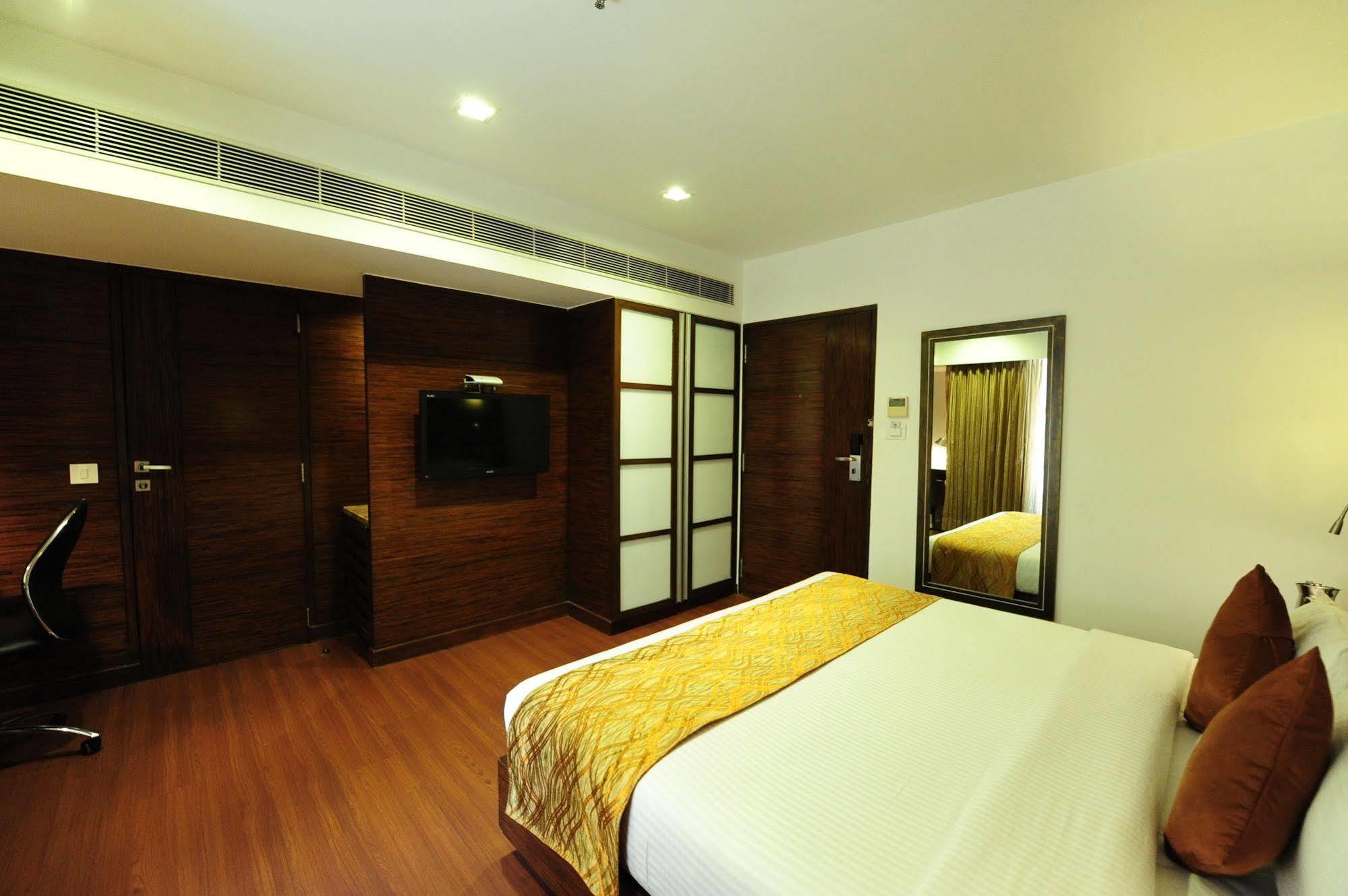 Hotel Suba Star Ahmedabad Exterior foto