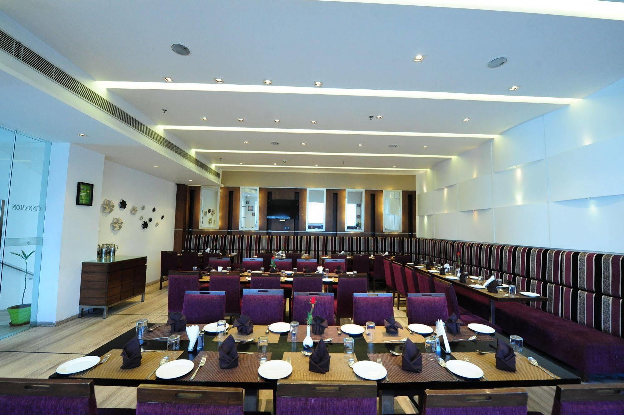 Hotel Suba Star Ahmedabad Exterior foto